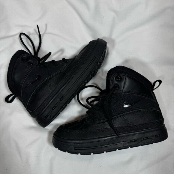 Nike Woodside High Top Lace Up Boys Kids Boots Black Sz 1Y Hiking Outdoor Comfy - Picture 2 of 9